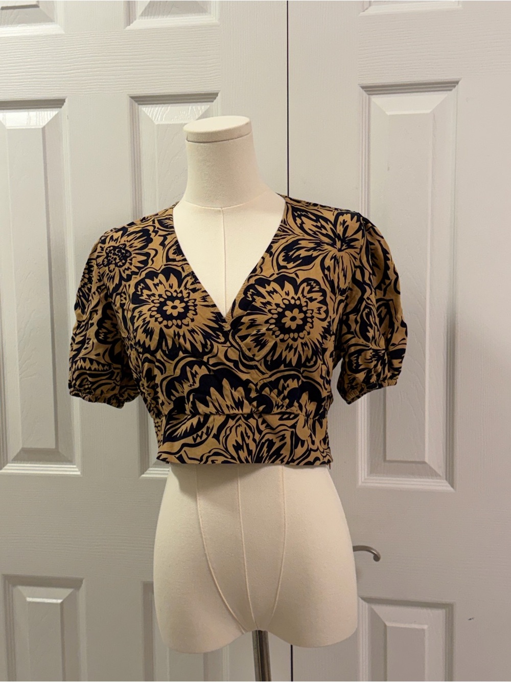 Rachel Roy Floral Print Cropped Blouse Top Navy Tan Medium